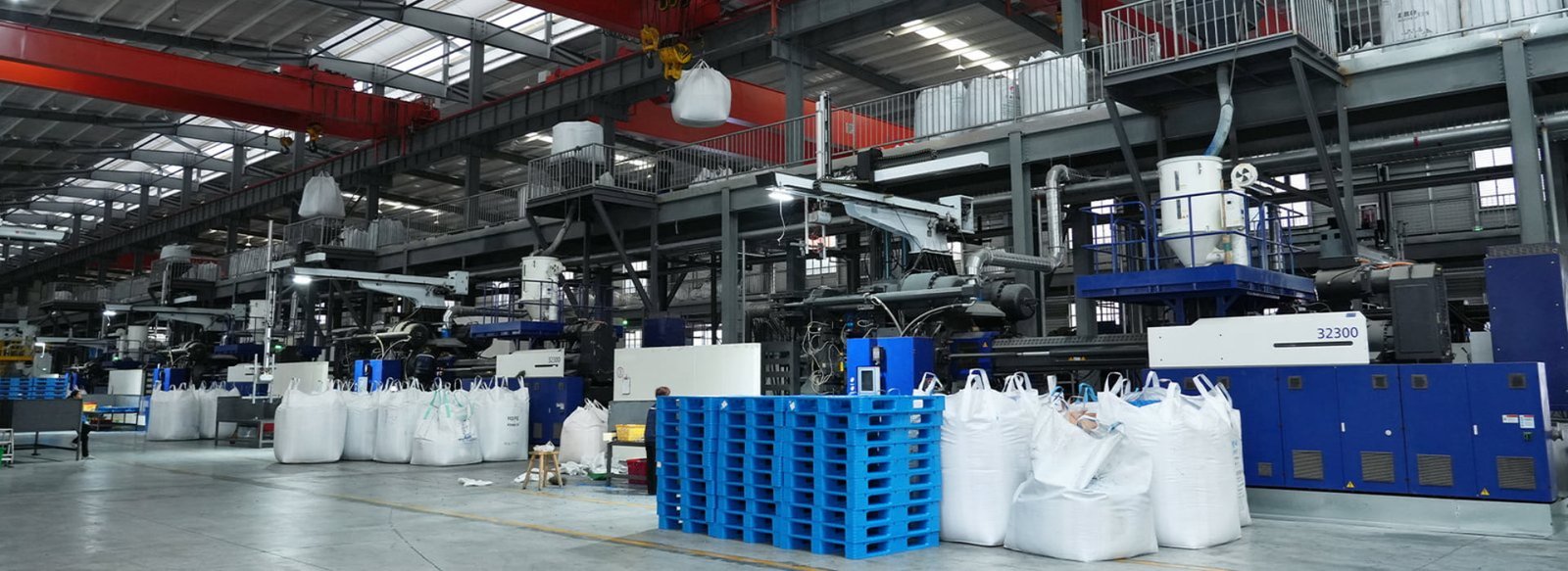 Plastic pallet manufacturing process in an injection-molding facility