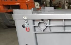 Plastic pallet box latch