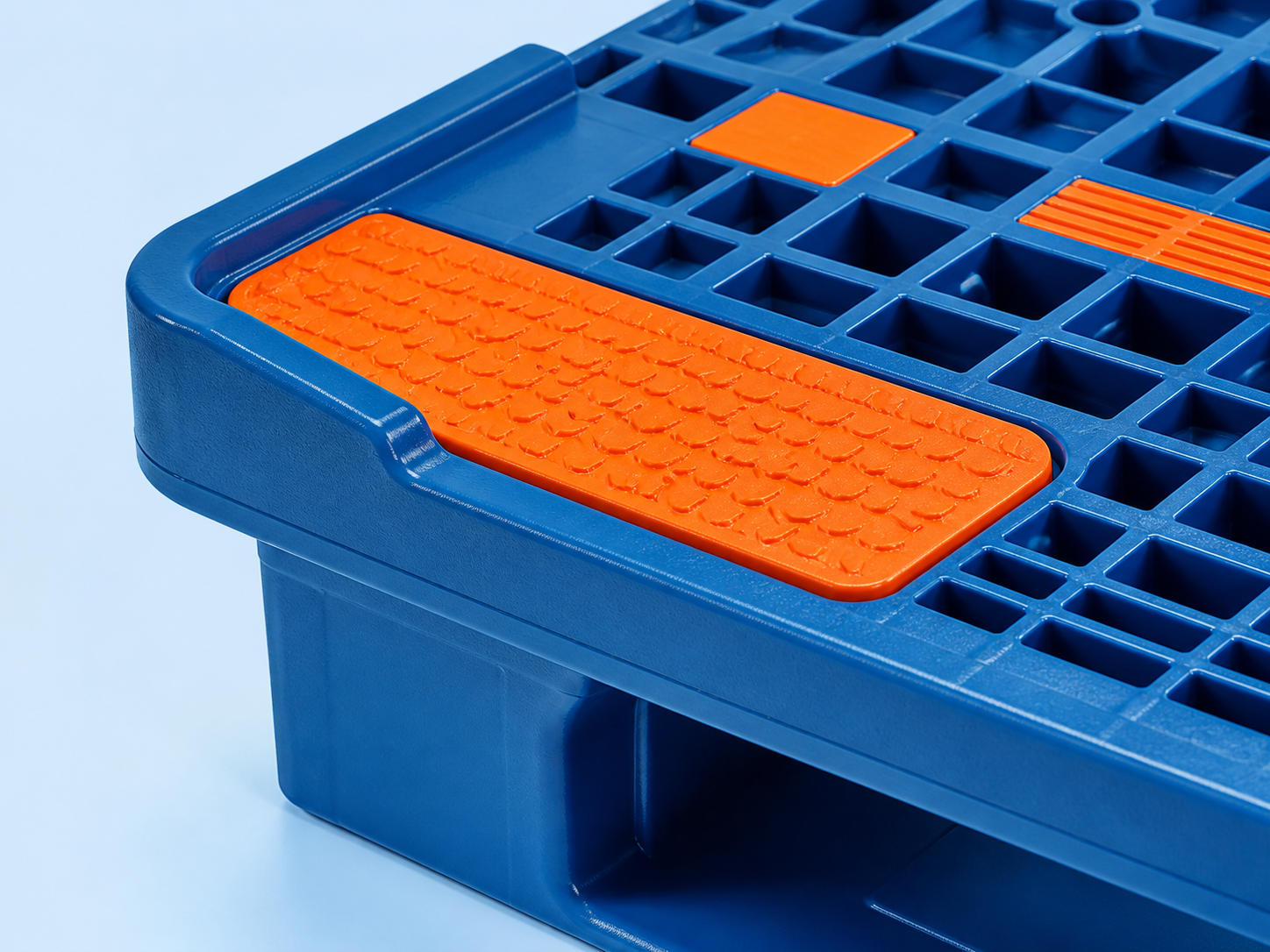 Custom anti-slip pads and safety rim on a plastic pallet