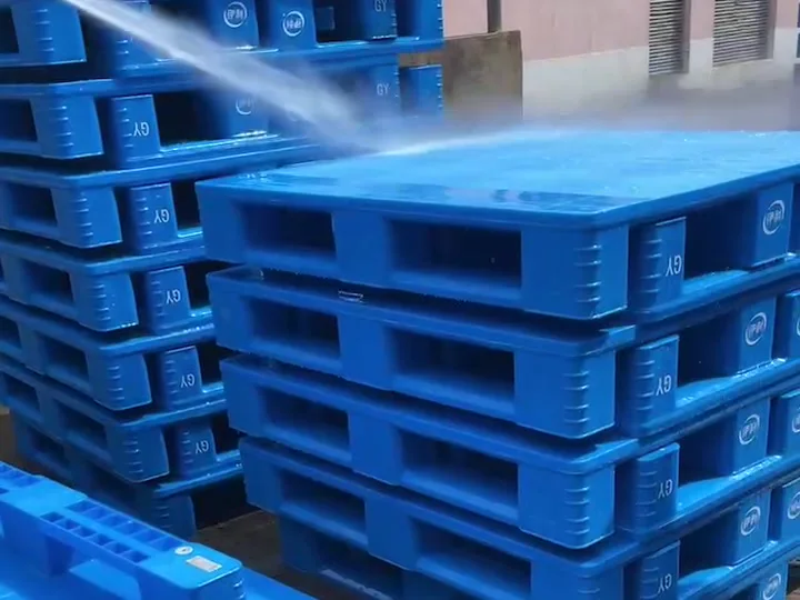 Clean Plastic Pallets