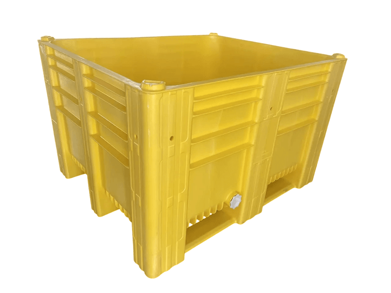 1 Rigid pallet box with closed solid walls and high load capacity, suitable for food and chemical storage.