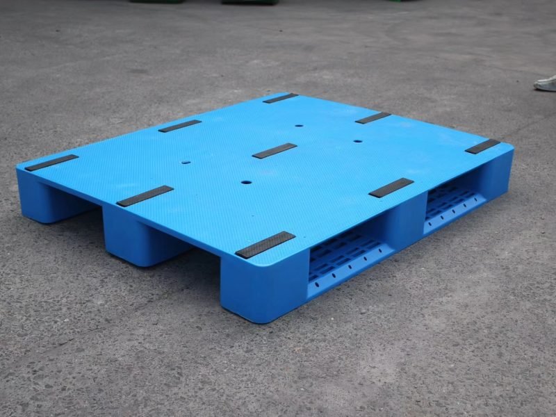 How to Clean Plastic Pallets? Exploring Global Leaders in Plastic Pallet Manufacturing, Featuring Enlightening Pallet's Diverse, Innovative Product Range and Strategic Presence.